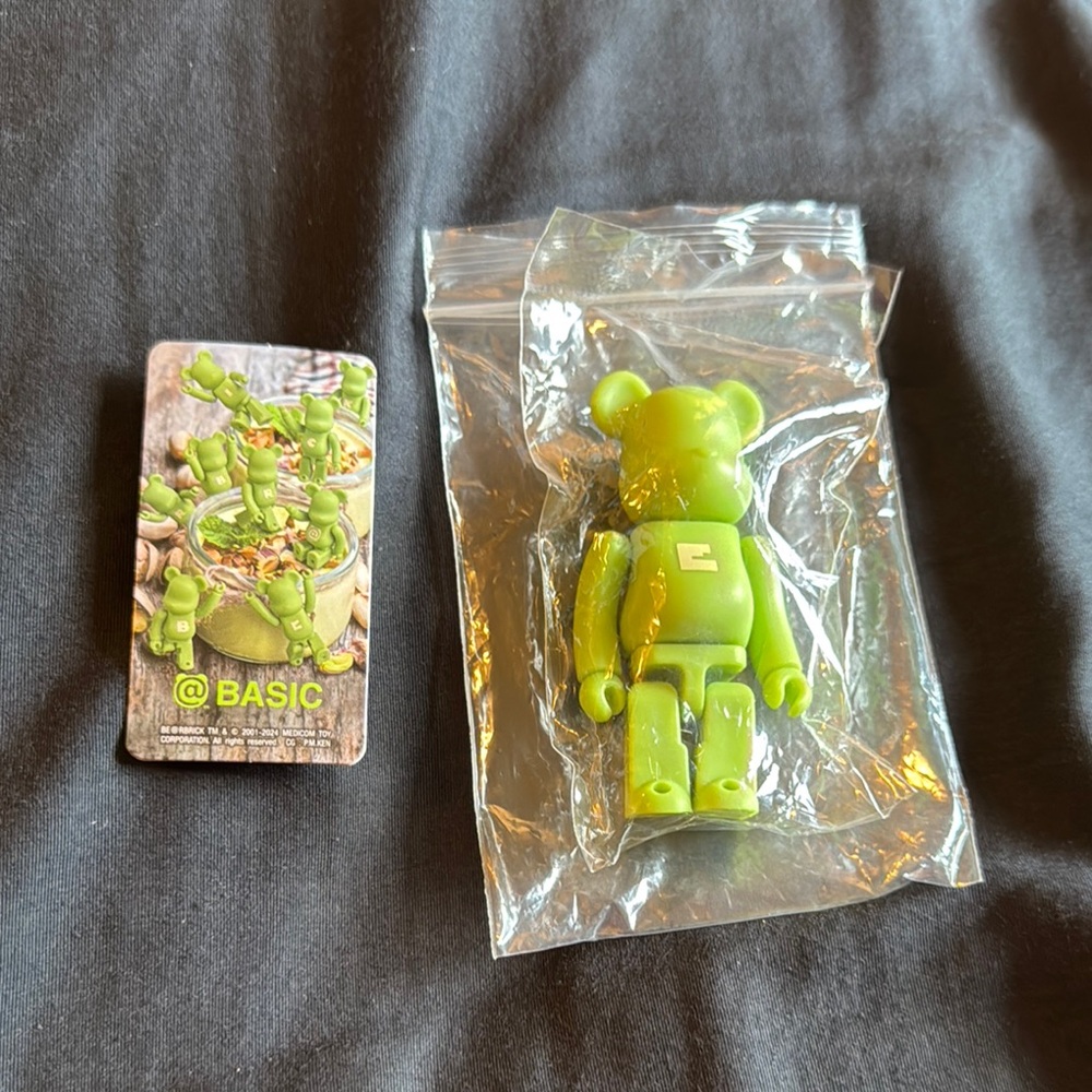 Medicom 100% Bearbrick Series 49 BASIC Letter E S49 Be@rbrick Green